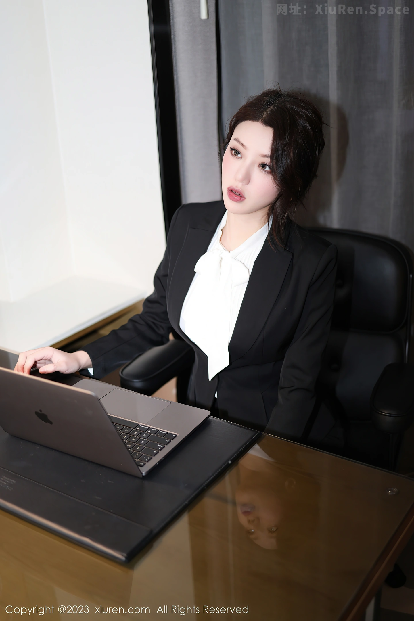 图片[2]-[XiuRen秀人网]2023.02.28 VOL.6332 桐桐 黑色透视衬衫短裙与红色蕾丝内衣加黑丝美腿性感私房写真集-秀人网官方网站